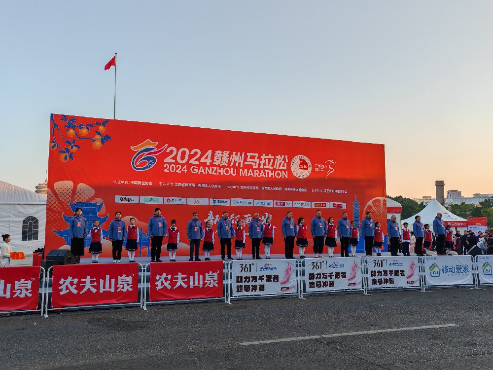 憶源科技董事長(zhǎng)、總經(jīng)理徐林楠為贛州市首屆馬拉松賽事鳴槍發(fā)令